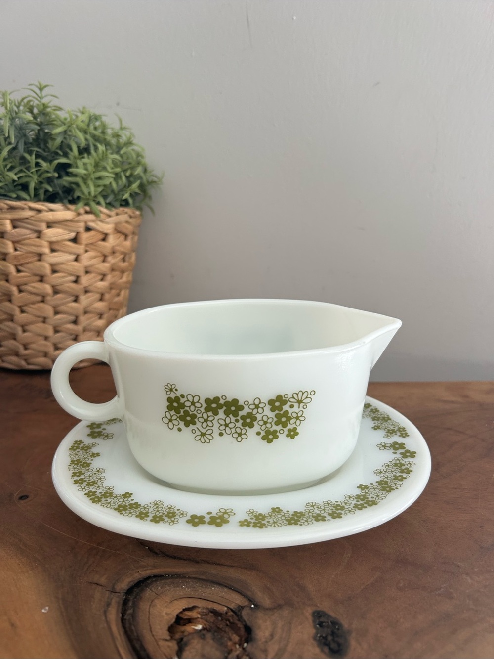 Vintage Pyrex Spring Blossom Crazy Daisy Gravy Boat and Saucer Plate mint